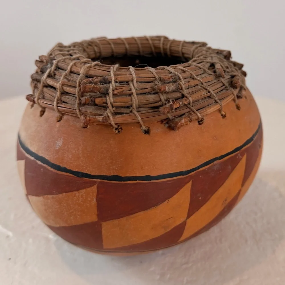 VINTAGE 1988 HAND-DECORATED SOUTHWESTERN GOURD‎ BASKET WOVEN RIM NAVAJO PATTERN